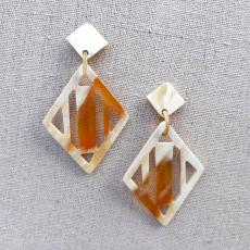 Horn earrings in diamond shape